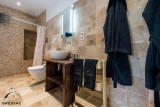 Salle d'eau avec douche et WC