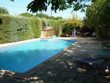 Piscine partagée avec terrasse