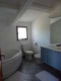 Salle de bain avec baignoire