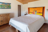 Chambre verte avec lit double