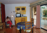 Pièce de vie avec espace salon, salle à manger