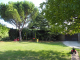 Grand jardin commun avec jeux pour les enfants