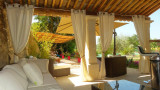 Espace détente dans la jardin au bord de la piscine