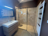 Salle d'eau avec douche à l'italienne