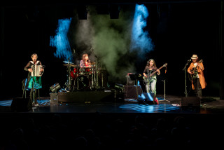 Un groupe 100% féminin, drôle et dansant, qui va du ska au rock en passant par le funk et l’oriental avec une énorme puissance scénique.