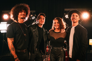 Les deux anciens candidats de The Voice Sam et Alexia se sont entourés d’une section rythmique qui groove du tonnerre. Rock, soul, funk... Let’s dance !