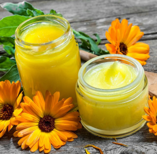 un baume pour protéger vos mains ainsi qu'une crème pour le corps et le visage.