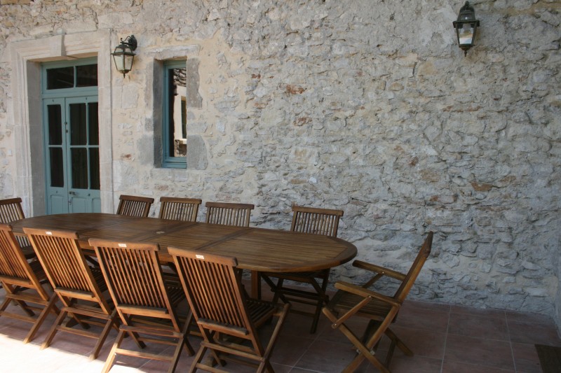 Terrasse privative avec table et chaises