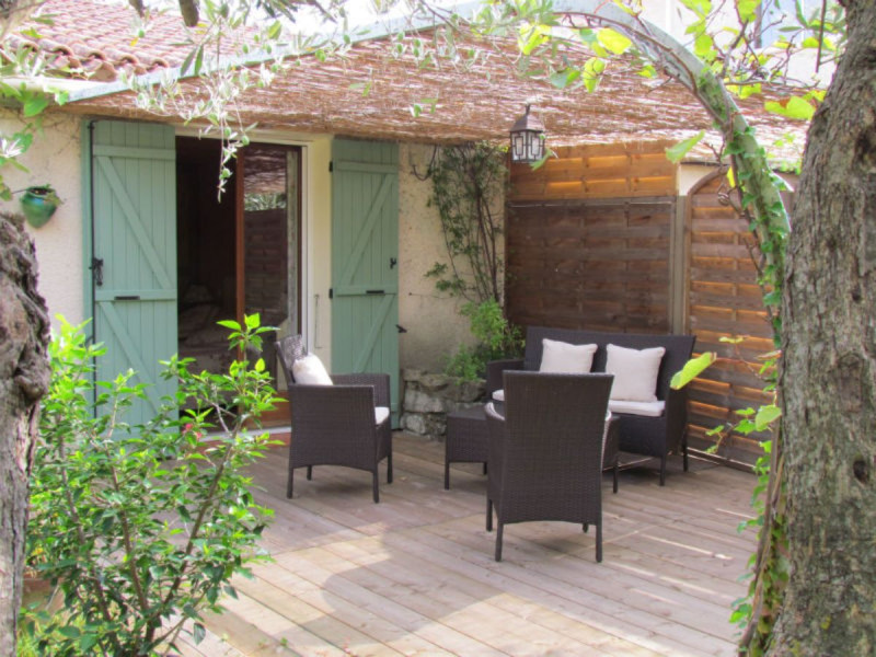 Terrasse ombragée avec salon de jardin