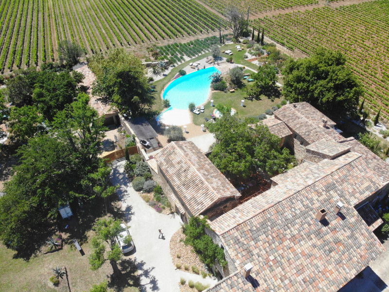 Vue aérienne du Mas de l'Oratoire avec piscine et jardin