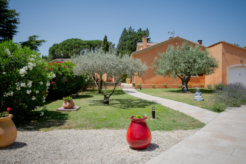 Grand jardin avec la maison en arrière plan