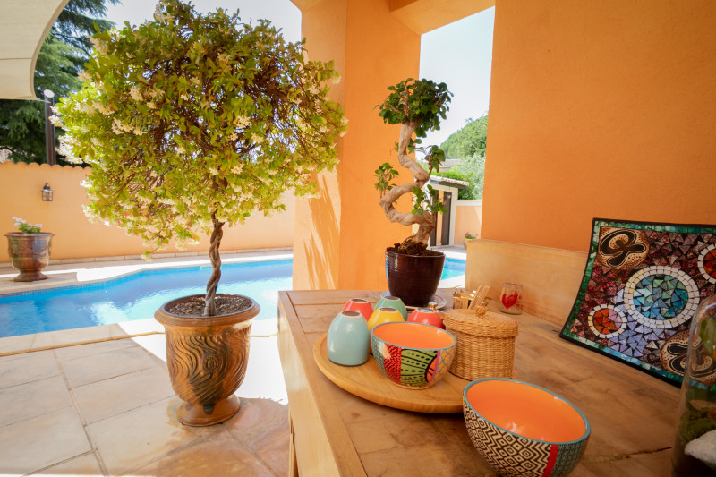 Petit-déjeuner dressé sous le porche et au bord de la piscine