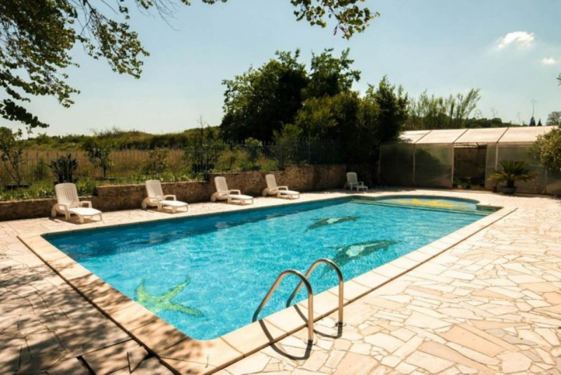 Piscine collective partagée aux 5 gîtes