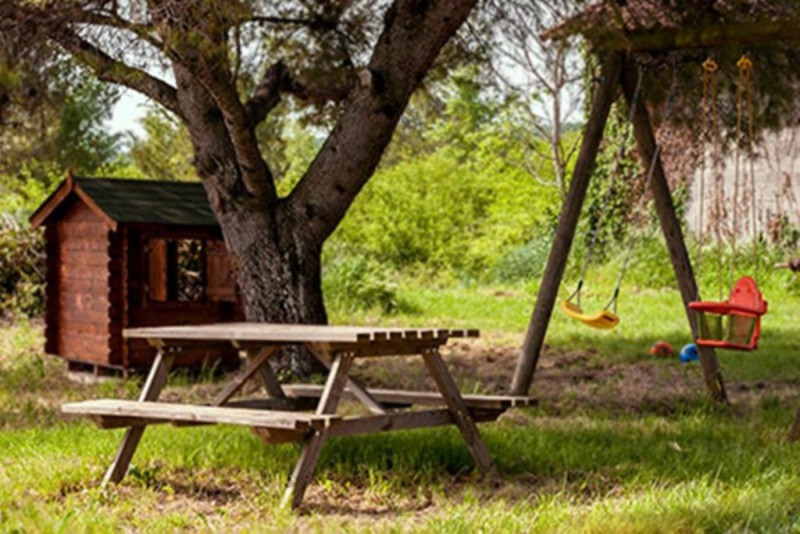 Jardin avec aire de jeux, cabane et terrain de pétanque