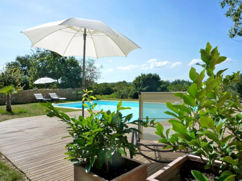 Piscine partagée avec terrasse et bain de soleil