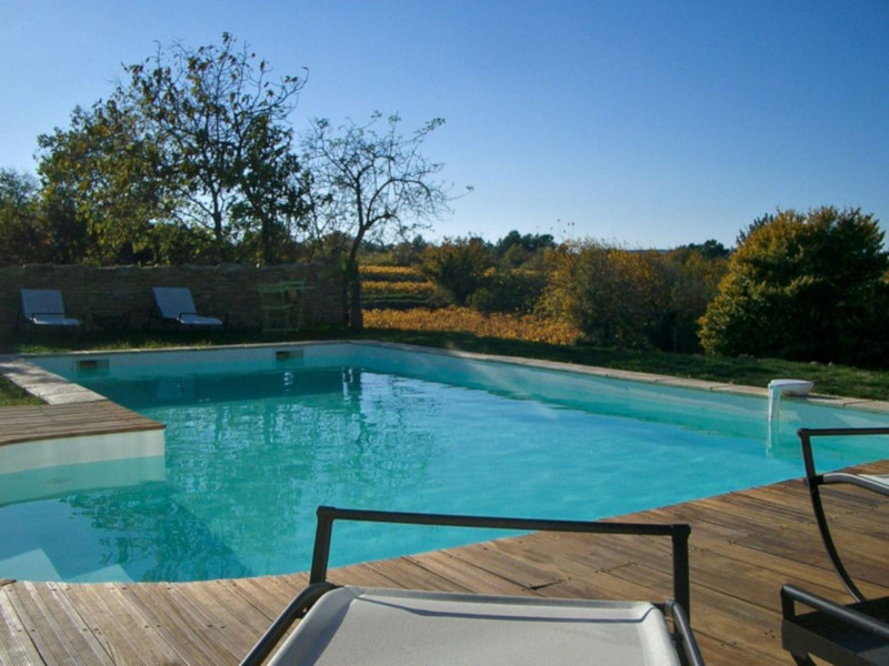 Piscine partagée avec bain de soleil