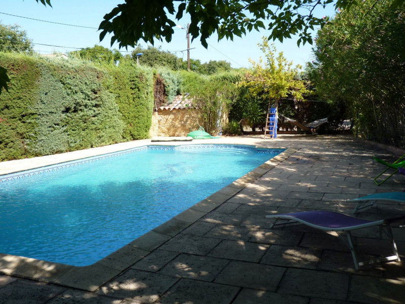 Piscine partagée avec terrasse
