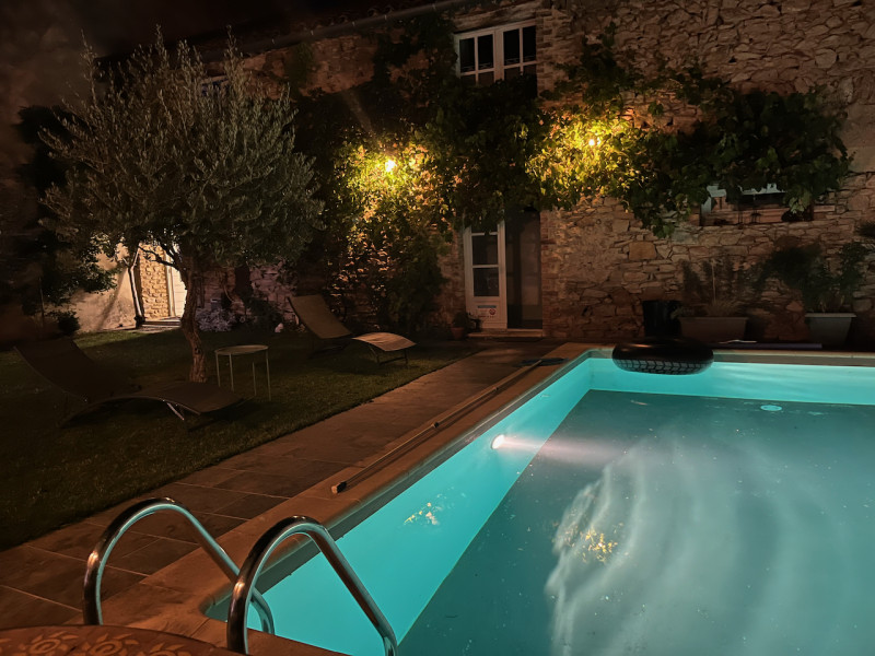 Piscine en soirée
