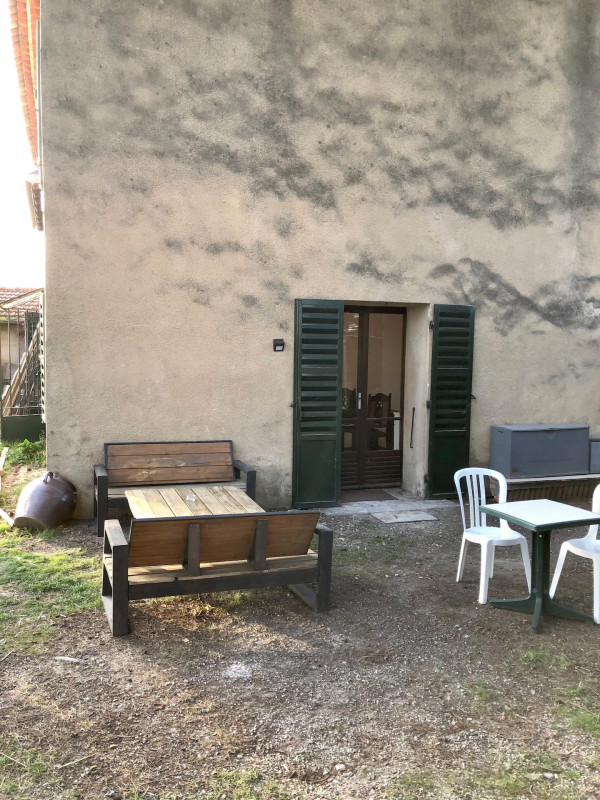 Extérieur avec salon de jardin et jardin