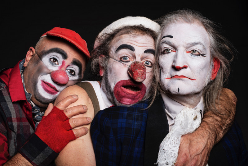 Spectacle 3 clowns : L’histoire des clowns racontée par des clowns, c’est encore une histoire de clowns.