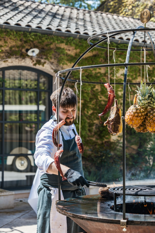 Accompagnés de musique live, dégustez nos plateaux de fruits de mer et de fromages, charcuteries maison, salades du moment, viandes, poissons et légumes au barbecue, farandole de desserts… de quoi ravir les papilles de tous les gourmands.