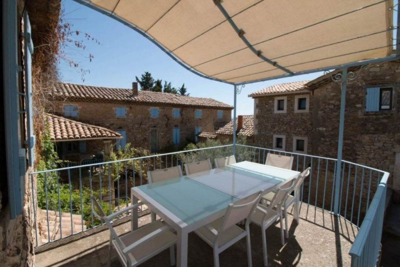 Terrasse avec table, chaises et barbecue