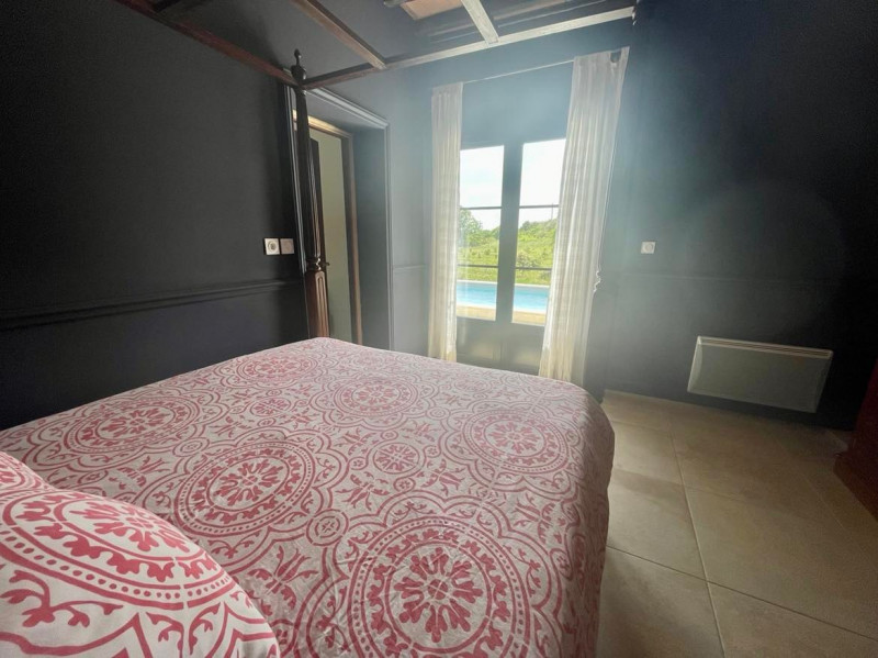 Chambre avec lit à baldaquin pour 2 adultes