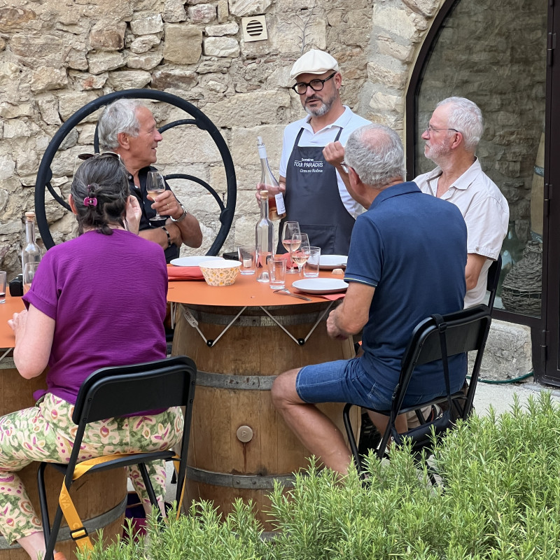 Des accords mets et vins au coeur du domaine Tour Paradis et dans le village médiéval d'Aiguèze classé parmi les Plus Beaux Villages de France