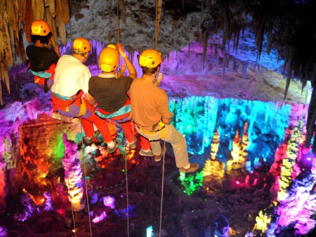 otpo-2022-grotte-de-la-salamandre-humain-descente-en-rappel-couleur-640x480-58739