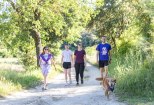 2 couples sa baladent sur les chemins de la Provence Occitane avec leur chien