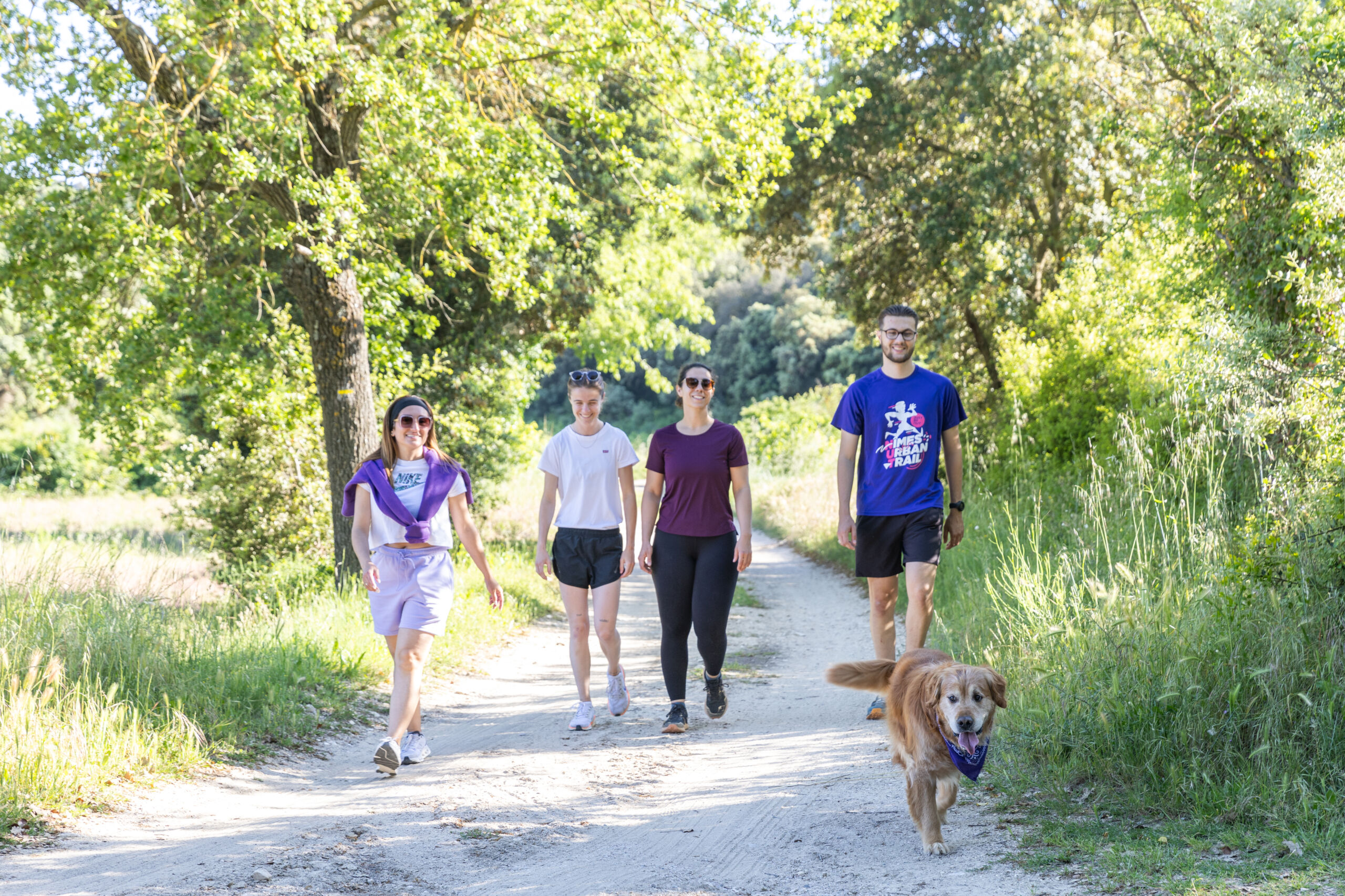 2 couples sa baladent sur les chemins de la Provence Occitane avec leur chien