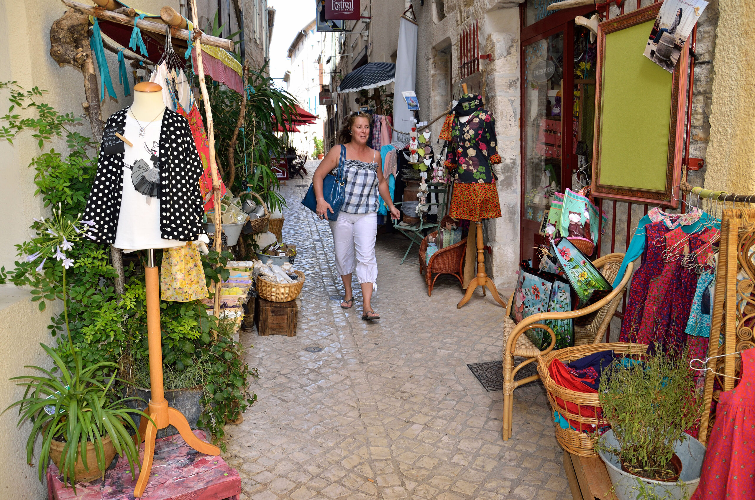 Rue commerçante à Barjac