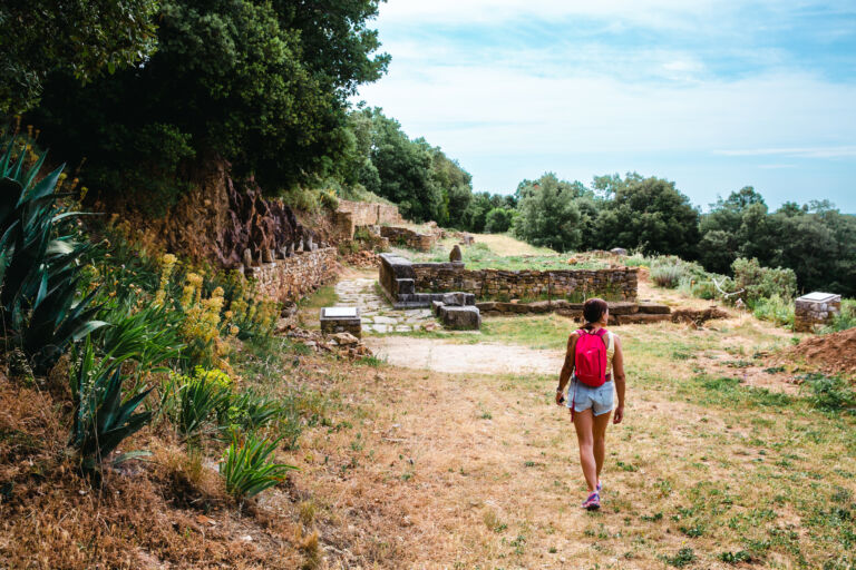 balade à l'oppidum de Gaujac, on voit le détail des vestiges et des fouilles des anciens thermes