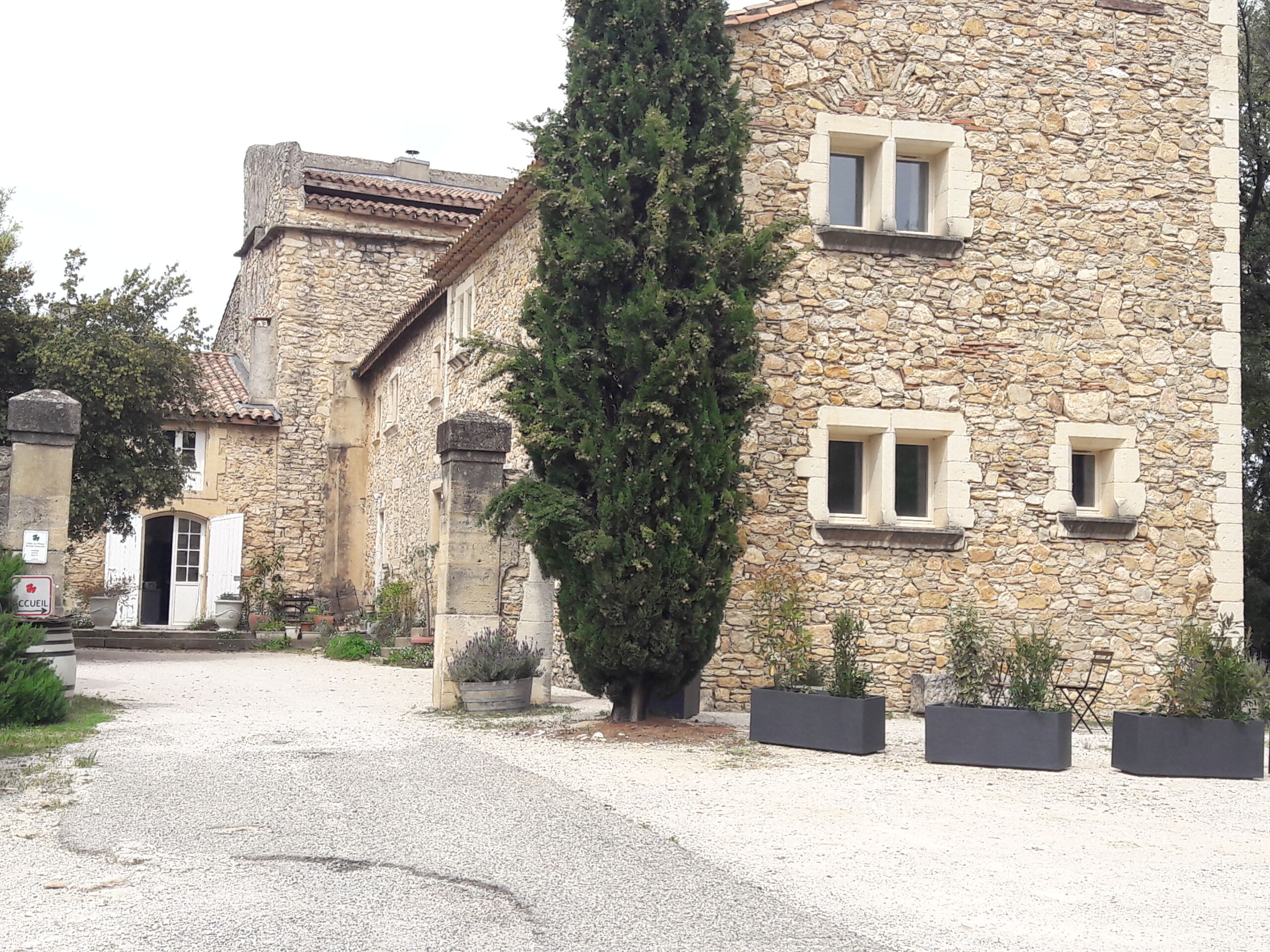 Entrée du domaine avec vue sur le gîte