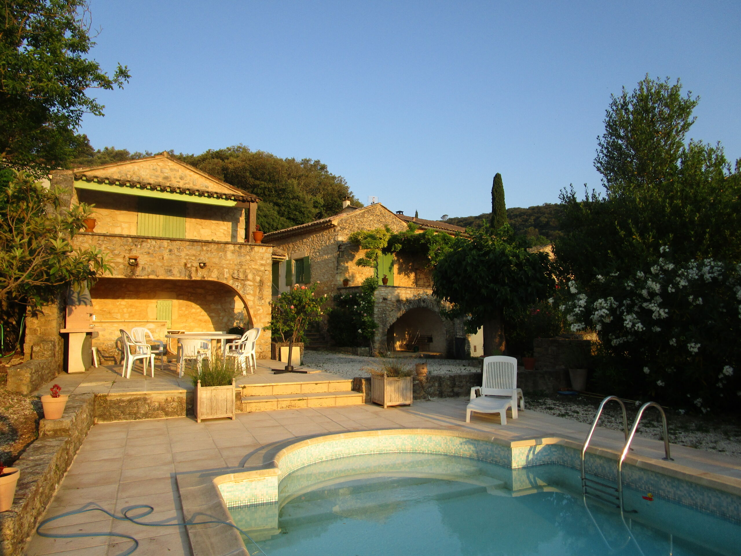 Vue générale de la piscine et du gîte
