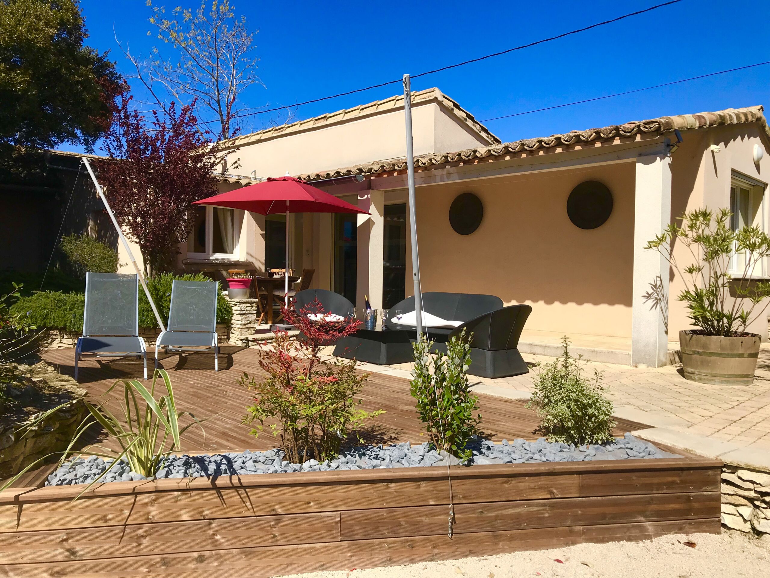 Vue générale de la maison avec jardin et terrasse couverte