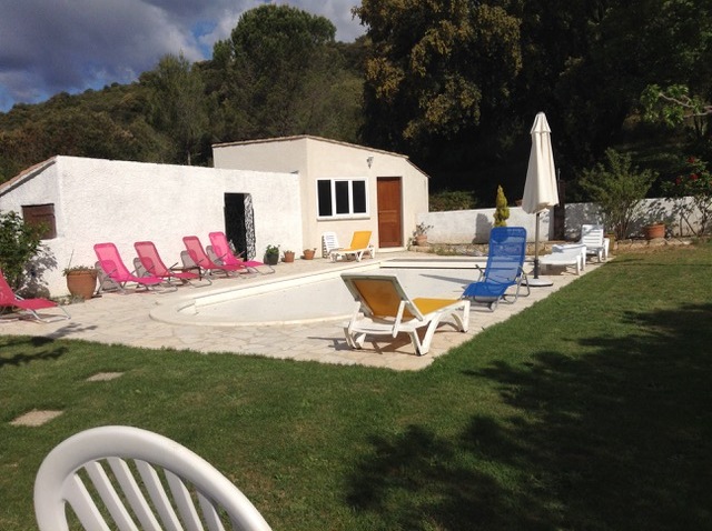 Vue générale de la maison avec piscine et jardin