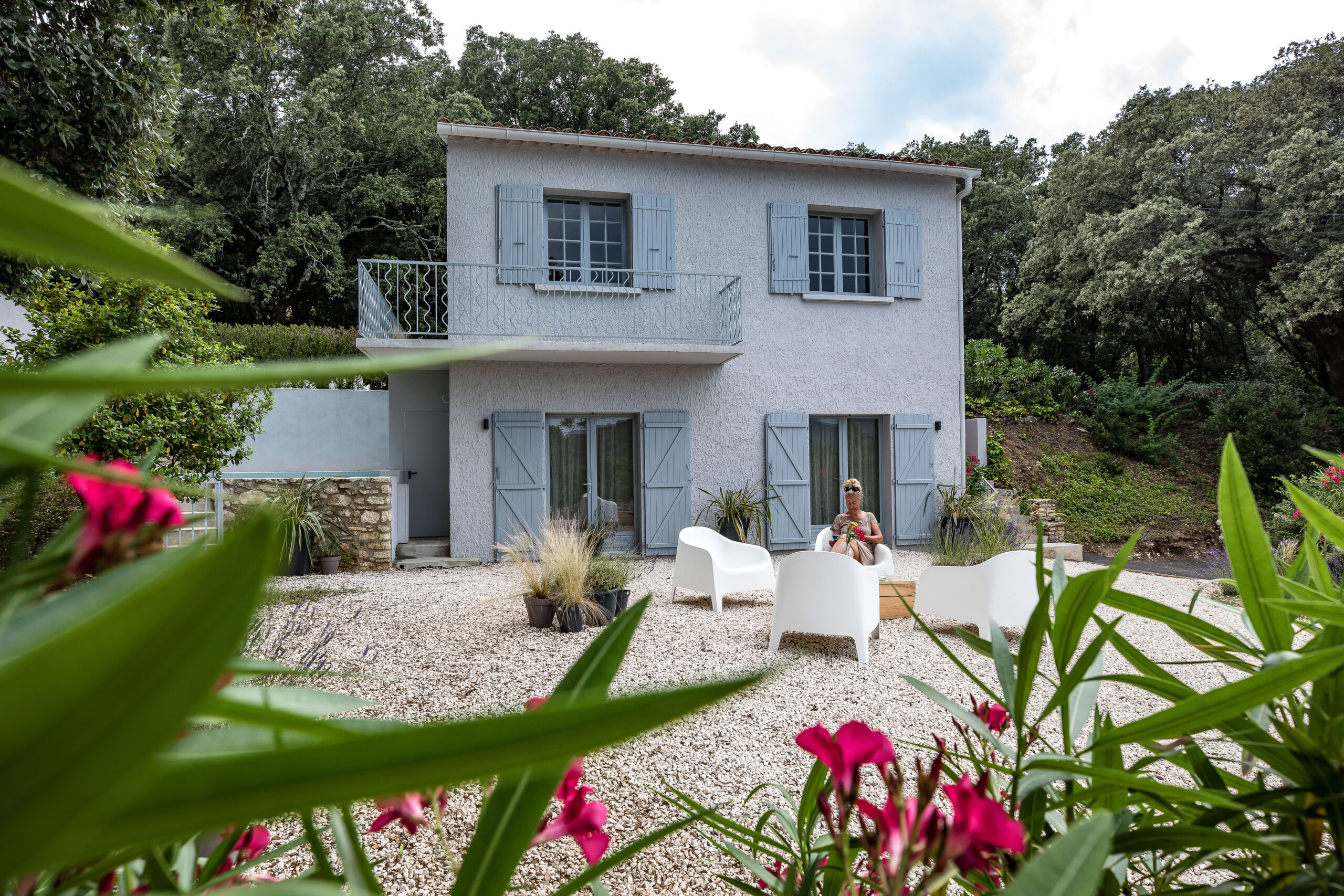 Vue générale de la villa avec la façade de la maison et le jardin