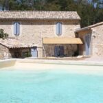 Façade du mas avec la piscine