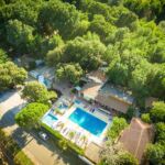 Vue aérienne du camping avec la piscine