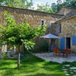 Terrasse avec jardin du gîte Mas de Court