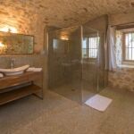 Grande salle d'eau avec douche et vasques