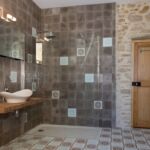 Salle d'eau avec douche et vasque