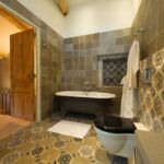 Salle de bain avec baignoire