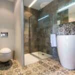 Salle d'eau avec douche et WC