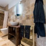 Salle d'eau avec douche et WC