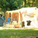 Emplacements avec tente au Camping Les Genêts d'Or