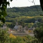 Chartreuse de valbonne nichée au coeur de la forêt