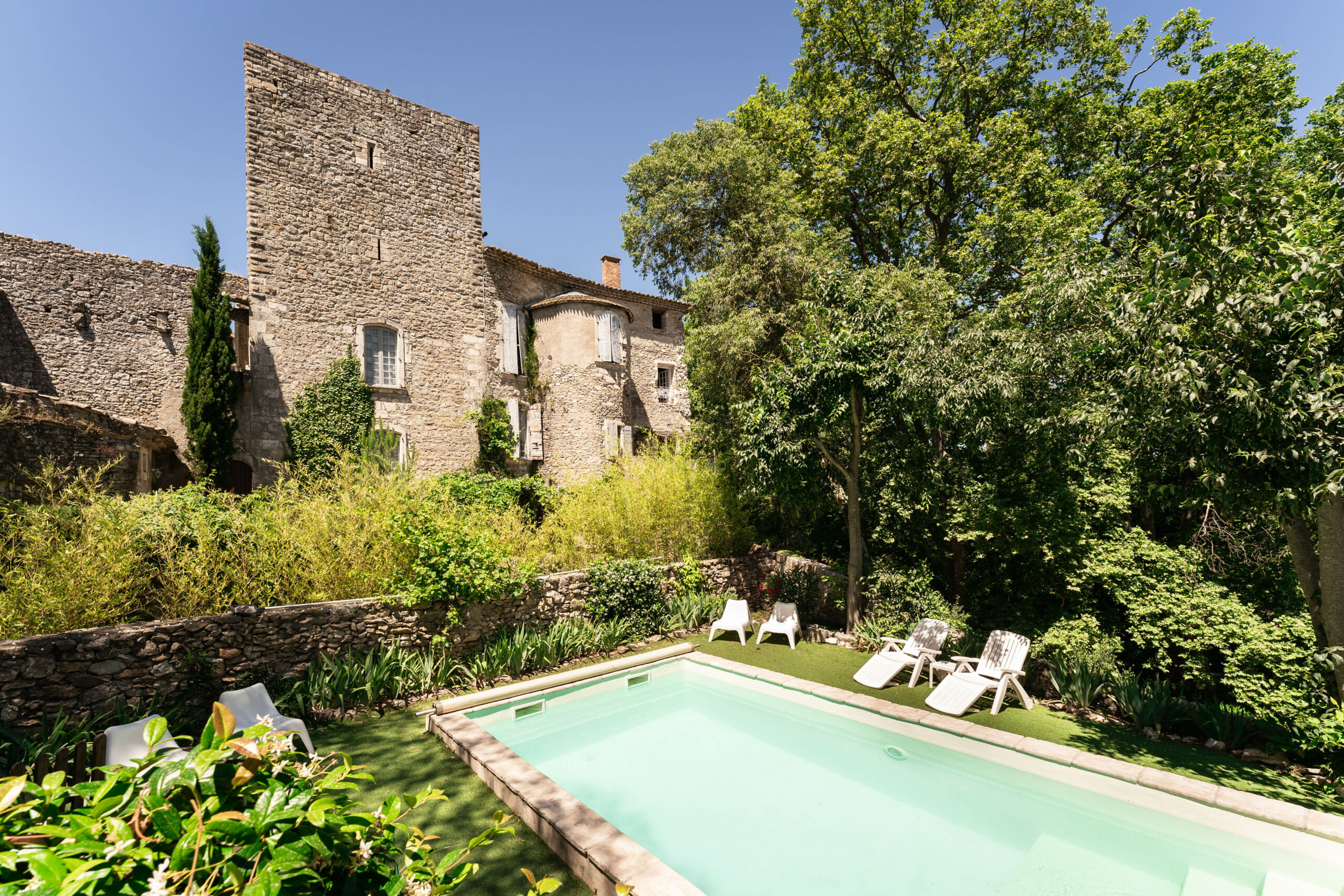 Vue de la bâtisse avec la piscine