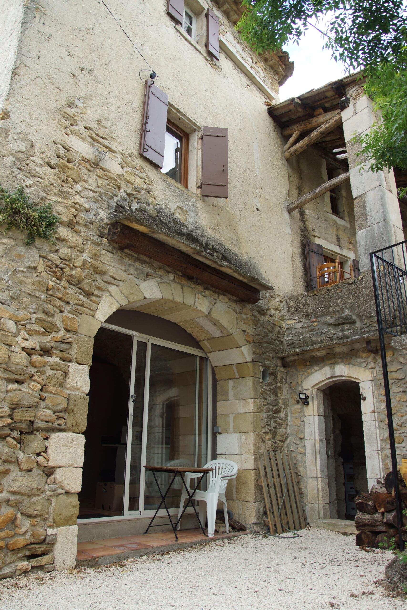 Bâtisse avec entrée du studio et la cour intérieure